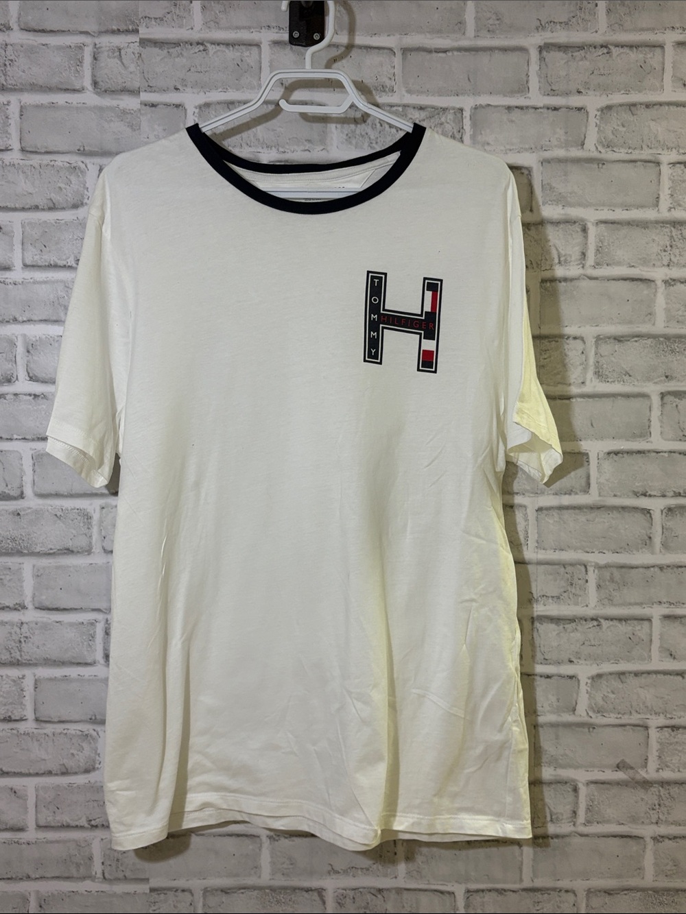 Tommy Hilfiger White T‑Shirt with Navy Trim and Red Accent H Logo, large